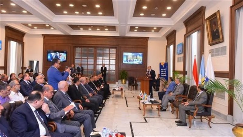 وزير العمل ومحافظ