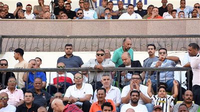 كان وسط الجمهور.. محافظ الدقهلية يشهد مباراة فريق المنصورة من داخل الملعب