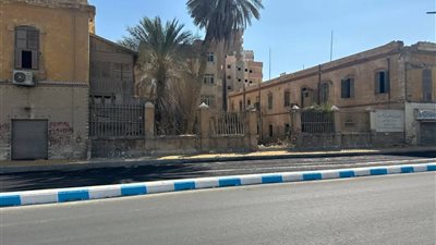 إزالة الدبش الأبيض من سور مبنى المساجيري بالسويس وضبط المتعدي