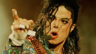 مايكل جاكسون الذي غير شكل الموضة التقليدية.. إطلالات أيقونية خالدة