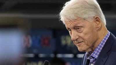 بجهاز صدمات قلبية.. ظهور يثير الجدل للرئيس الأمريكي الأسبق بيل كلينتون 