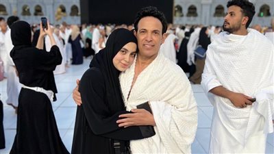 سعد الصغير يؤدي العمرة مع ابنته: 