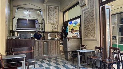 مقهى ستراند في باب اللوق.. أيقونة القاهرة التي تعيش أيامها الأخيرة