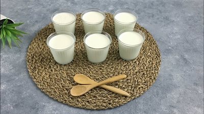 طريقة عمل الزبادي في البيت بخطوات سهلة وطعم زي الجاهز 