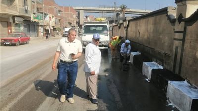 رئيس مدينة الزقازيق يتابع أعمال النظافة والتجميل بطريق الزقازيق بلبيس