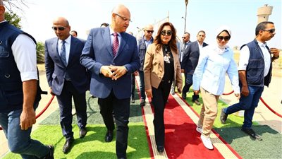 وزيرة التنمية المحلية ومحافظ القليوبية يشهدان مشروع الـ 30 مليون بيضة 