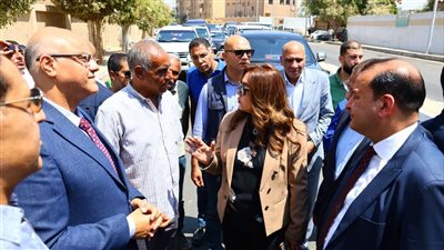 وزيرة التنمية المحلية ومحافظ القليوبية يفتتحان تطويرشارع نبوية موسي
