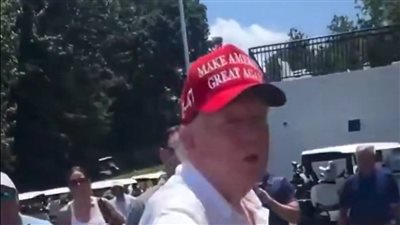 بعد شائعات وفاته.. ترامب يظهر للعلن ويصافح المواطنين ويتجه للعب الجولف 