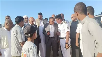 يتفقد موقع الحادث.. محافظ مطروح يشكر أهالي المنطقة على جهود إنقاذ المصابين