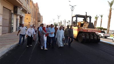 محافظ السويس يتفقد شارع بورسعيد لمتابعة أعمال التطوير والرصف