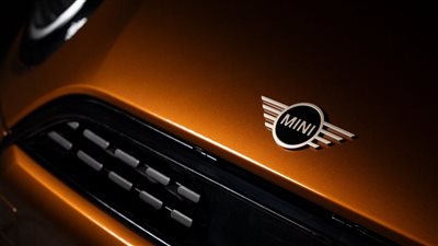 إيلي صعب يطلق تعاون مع سيارات ميني كوبر لتخصيص العائدات لمكافحة الإيدز