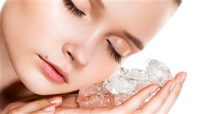 فوائد الثلج للبشرة:سر الحصول على بشرة مشدودة ونقية وإشراقة طبيعية مذهلة
