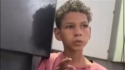 طفل في الإسماعيلية يمسح السيارات ويبهر سيدة بقدراته الحسابية