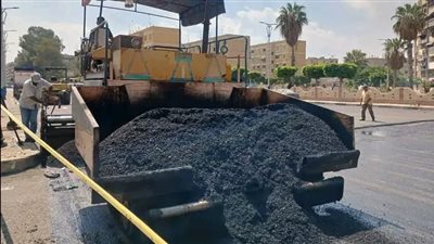 محافظ بورسعيد: مشروعات تطوير الطرق تهدف إلى تسهيل الحركة المرورية بالأحياء 