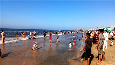 إقبال كبير علي شواطئ مصيف بلطيم هربا من ارتفاع درجات الحرارة (صور)