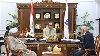 محافظ قنا يسلم عقود عمل لأوائل مدرسة مياه الشرب والصرف الصحي