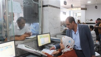 رئيس مدينة كفر الشيخ يتابع سير العمل داخل المركز التكنولوجي ويستمع للمواطنين