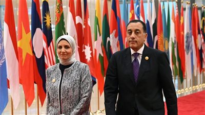 حرم رئيس الوزراء في شنغهاي بإطلالة محتشمة وراقية| تفاصيل