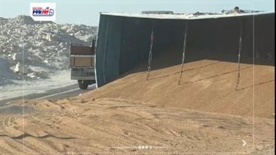 انقلاب شاحنة محملة بـ88 طنًا من القمح التمويني على الطريق الصحراوي بالمنيا