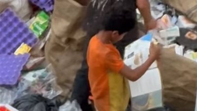بيحلم يتعلم.. طفل يبحث عن الكتب ويقرأ وسط القمامة 