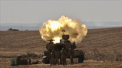 خلل فنى أم عشوائية؟.. إسرائيل تقصف مواقعها العسكرية في شمال غزة