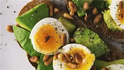 فوائد البيض الصحية ودوره الفعال في بناء جسم قوي ورياضي 