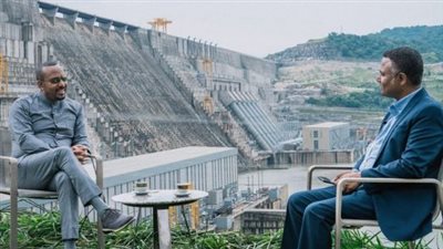 حقيقة صورة آبي أحمد أمام سد النهضة في لقاء تليفزيوني  