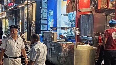 رئيس الوحدة المحلية يقود حملة إشغالات موسعة على المحال  التجارية بقنا|صور