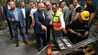 كامل الوزير يتفقد مصنع إنتاج أدوات المائدة بالإستانلس بمساحة 8000 متر