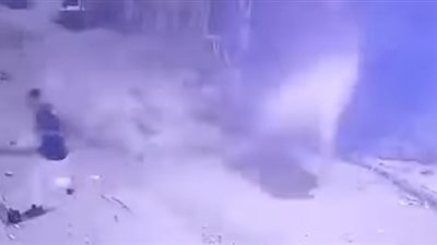 انهيار جزئي لعقار بالقباري والعناية الإلهية تنقذ شخصاً تصادف مروره أسفله