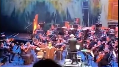 ناشط يقتحم حفل مغنٍ إسرائيلي ويرشّه بالطلاء الأحمر رفضًا لإبادة غزة | فيديو