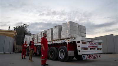 الهلال الأحمر: 2700 طن مساعدات إنسانية عاجلة في قافلة زاد العزة من مصر إلى غزة