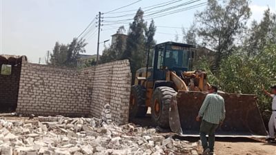  حملة إزالة للتعديات على الأراضي الزراعية بقرية الأبعادية بدمنهور