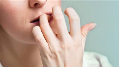 قضم الأظافر ليس دائمًا عادة سيئة..دراسة تكشف جوانب إيجابية غير متوقعة