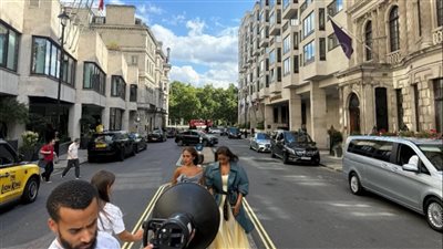 جنى وكينزي بنات عمرو دياب في جلسة تصوير جديدة وتجسدان قوة الجيل الجديد 