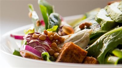 ما حكم التشارك في الطعام والشراب في إناء واحد .. وهل هناك ضوابط؟