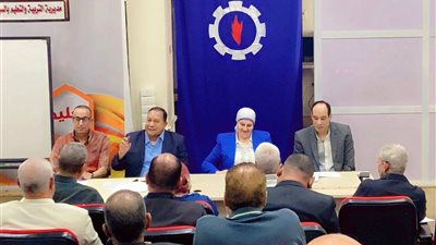 استعدادًا للعام الدراسي الجديد.. وكيل تعليم السويس يجتمع مع مجلس الأمناء