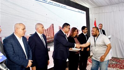 وزير الإسكان يعتذر عن تأخر تسليم شقق إعلانات الإسكان الاجتماعي 