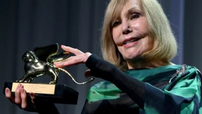 مهرجان فينيسيا السينمائي الدولي يُكرم كيم نوفاك بجائزة الأسد الذهبي