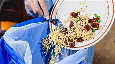 هل يعد رمي بقايا الطعام في القمامة إثما؟ الإفتاء توضح