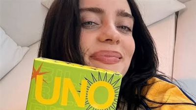 النجمة بيلي آيليش تطلق نسخة خاصة من لعبة UNO.. كم سعرها؟