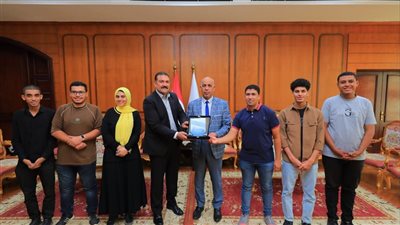 رئيس جامعة كفر الشيخ يكرم طلابه الفائزين بالمركز الثاني في ريادة الأعمال