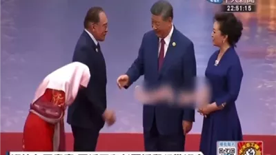 شاهد.. زوجة رئيس الوزراء الماليزي ترفض مصافحة الرئيس الصيني في قمة شنغهاي 2025