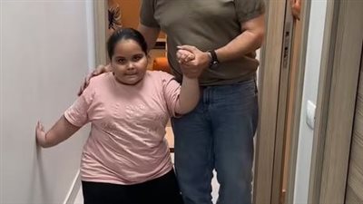 تفاصيل معاناة أسرة الطفلة روان مع مرض نادر جعلها تلتهم الطعام بلا توقف| فيديو 