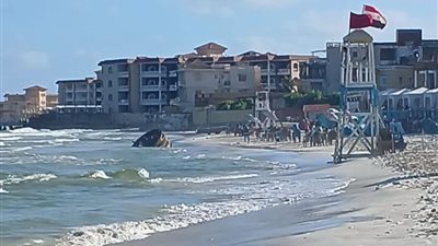 بنسب إشغال منخفضة.. رفع الرايات الحمراء على شواطئ العجمي بالإسكندرية