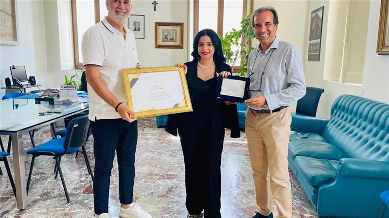 تكريم أستاذة بجامعة