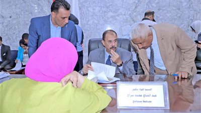 محافظ سوهاج يعقد اللقاء الجماهيري الأسبوعي للاستماع إلى شكاوى وطلبات المواطنين