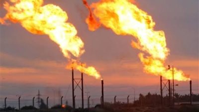 الغاز الشعلة.. خسائر بيئية واقتصادية فوق حقول النفط