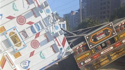 قفلت الطريق.. انقلاب سيارة نقل محملة بالحجارة على دائرى المنصورة 