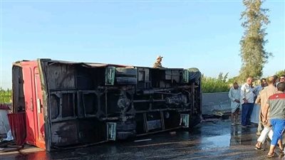 كانوا رايحين شغلهم.. إصابة 19 شخصا في انقلاب أتوبيس عمال مصنع بقنا